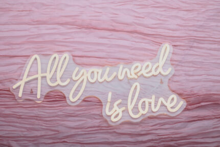 LED nápis "All you need is love"